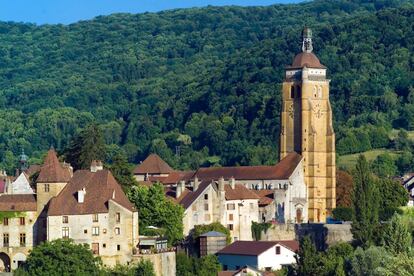 Vista de Arbois, en Francia, con la torre de la iglesia de Saint-Just.