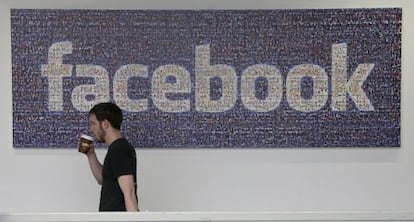 Funcionário do Facebook na sede da empresa em Menlo Park.