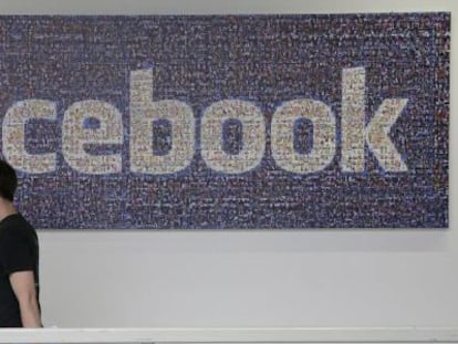 Um empregado de Facebook em sua sede de Menlo Park.
