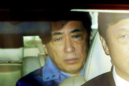 El primer ministro japonés, Naoto Kan, abandona la sede de Tepco.