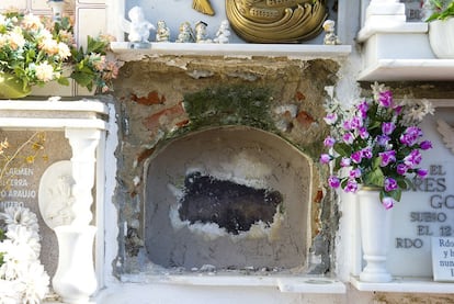 Cementerio de La Línea de la Concepción (Cádiz), donde se exhumaron restos en busca de bebés robados.