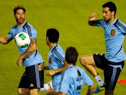 Busquets, junto a Ramos, Pedro y Jordi Alba en un entrenamiento.