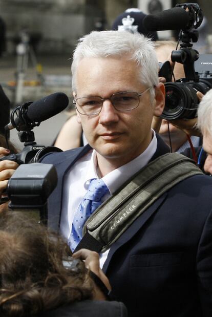Assange llega al Tribunal Superior de Londres.