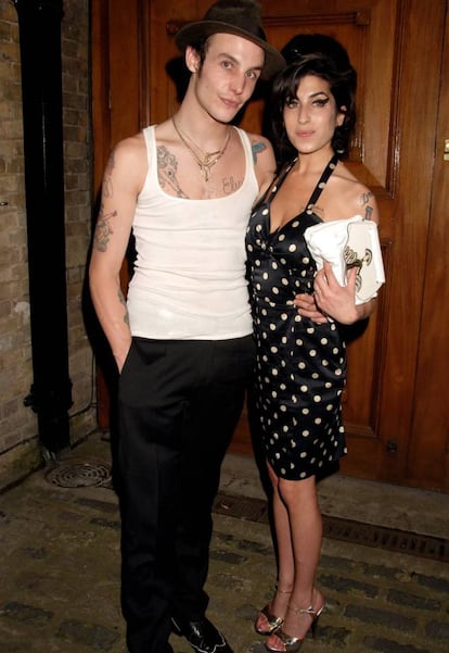 <strong>Quiénes.</strong> Con su singular mezcla de soul, R&B, jazz y ska, Amy Winehouse era una de las cantantes más prometedoras del siglo XXI. Hasta que, una noche de 2004, conoció en un club londinense a Blake Fielder-Civil; aunque ambos ya estaban emparejados, sintieron una fatal atracción mutua, que inspiraría a Amy para componer un buen puñado de temas. </p> <strong>Los hechos.</strong> Tras un año de relación, Blake abandonó a Amy para volver con su ex, y ella cayó en una gran depresión, de la que salió gracias a toneladas de ansiolíticos. En 2007 la pareja se reconcilió, se casó y se inició en las drogas duras. Célebre es la foto que les hicieron por el Soho, desarrapados y ensangrentados después de una pelea en la que, según Blake, “perdimos el control y nos cortamos con cristales rotos”. Fielder-Civil ingresó en la cárcel por agredir al propietario de un local y por obstrucción a la justicia. Este hecho no hizo más que agravar la ansiedad de Amy. Tras ser hospitalizada por una sobredosis de heroína, ketamina, cocaína y crack, Amy trató de desintoxicarse. Murió en 2011, debido a un colapso por síndrome de abstinencia. Tenía 27 años. </p> En la imagen, Amy Winehouse y Blake Fielder-Civil en Londres en 2008.