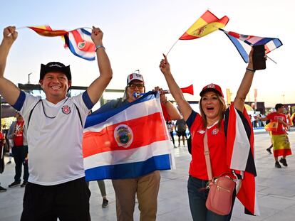 Fans of Costa Rica cheer as they arrive for the FIFA World Cup 2022 group E soccer match between Spain and Costa Rica at Al Thumama Stadium in Doha, Qatar, 23 November 2022. (Mundial de Fútbol, España, Catar) EFE/EPA/Noushad Thekkayil