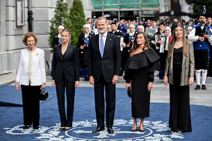 Los reyes Felipe VI y Letizia, sus dos hijas y de la reina Sofía, el viernes 25 de octubre a su llegada a los Premios Princesa de Asturias, celebrados en el Teatro Campoamor de Oviedo.