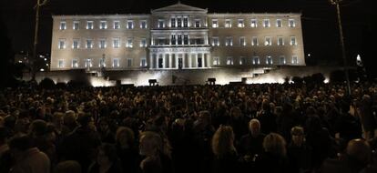 Varios ciudadanos participan en una marcha silenciosa en solidaridad con el Gobierno griego frente al Parlamento de Atenas, este jueves.