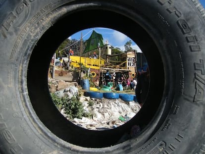 El nuevo parque que los vecinos han construido para los niños del barrio reutilizando viejos neumáticos y demás residuos que ocupaban el suelo.