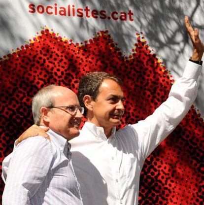 El jefe del Ejecutivo y el presidente de la Generalitat saludan a los asistentes al mitin por la Fiesta de la Rosa