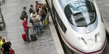 Unos viajeros suben al tren en la Estaci&oacute;n Delicias de Zaragoza. 