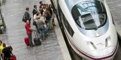 Unos viajeros suben al tren en la Estación Delicias de Zaragoza.