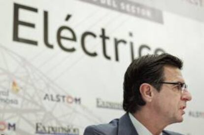 El ministro de Industria, José Manuel Soria, durante la inauguración, hoy en Madrid, del XI Encuentro del Sector Eléctrico, en el que está previsto que también participen, los presidentes de Unesa, Protermosolar, Acogen, REE, Abengoa Solar y AEGE, entre otros.