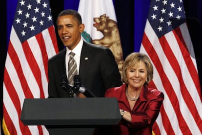 Obama, con la senadora demócrata Barbara Roxer, el pasado 22 de octubre en Los Ángeles.