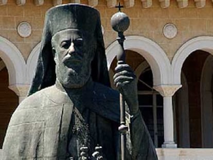 Estatua del arzobispo Makarios.