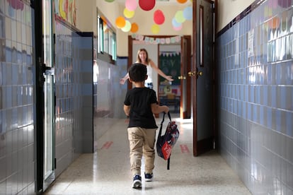 Vuelta a las aulas en el  colegio de primaria Juan Ramón Jiménez de Sevilla. En la imagen, un alumno corre a abrazar a su maestra tras las vacaciones de verano, el 10 de septiembre. 