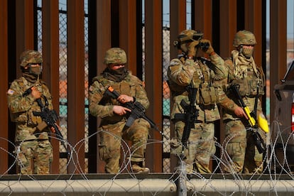 Miembros de la Guardia Nacional de Texas vigilan el muro fronterizo entre México y Estados Unidos, el 14 de enero de 2025.