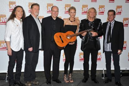 Alberto de Mónaco y Charlenne Wittstock (en el centro), con los componentes de The Eagles antes del concierto de anoche.