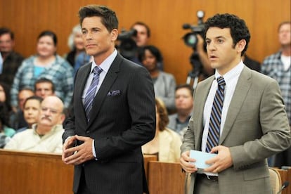 Rob Lowe y Fred Savage, en una imagen de la serie 'Grinder'.