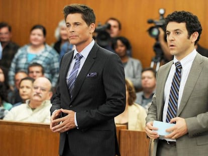 Rob Lowe y Fred Savage, en una imagen de la serie &#039;Grinder&#039;. 