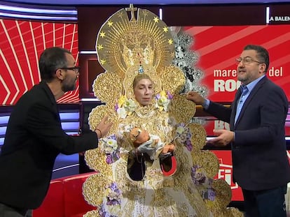 Un momento de la sátira sobre la Virgen del Rocío en el programa de TV3 'Està passant'.