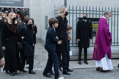 Amelie de Borbón y Parma y sus hijos Alexandre y Constantin durante el funeral de los gemelos Igor y Grichka Bogdanoff, en la Madeline de París, el 10 de enero de 2022.