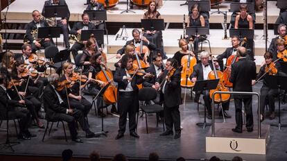 Los violinistas József Lendvay, padre e hijo, con Iván Fischer y la Orquesta del Festival de Budapest, el pasado domingo en el Auditorio Kursaal de San Sebastián.