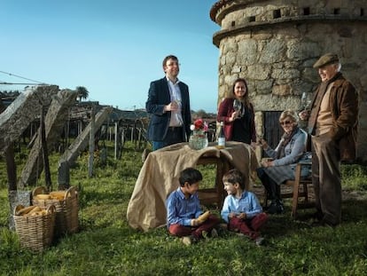 Eulogio Pomares y Rebeca Montero, de pie a la izquierda, junto a los padres del primero, María Ángeles Botana y Eulogio Pomares Zárate. Sentados en el suelo, los nietos Eulogio y Bernardo.