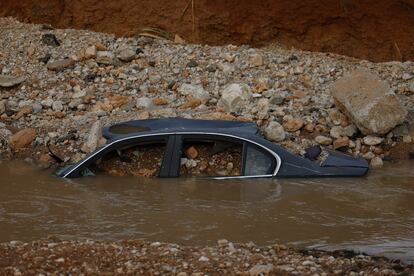 Un vehículo inundado en una riera de Aldaia (Valencia).