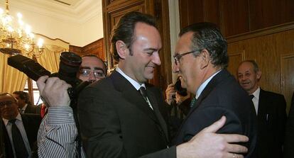 Alberto Fabra tras resultar elegido alcalde de Castellón en 2005 recibe la felicitación de Carlos Fabra.