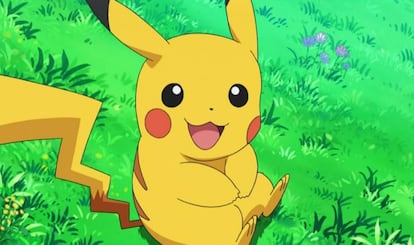 Si no quieres arrancar el juego con Squirtle, Charmander o Bulbasaur, también puedes hacerlo con Pikachu. Pero para ello, lo que tienes que hacer es arrancar el juego por primera vez e ignorar las criaturas que aparecen continuando con tu ruta. Aparecerán hasta cuatro veces en el mapa, en diferentes puntos, pero una vez ignorados en cuatro ocasiones podrás ver cómo, automáticamente, Pikachu comienza a aparecer en el mapa y podrás capturarlo de forma normal.