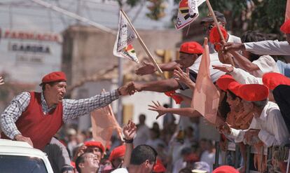 Hugo Chvez saluda a sus partidarios en Barquisimeto durante la campa?a electoral de 1998.