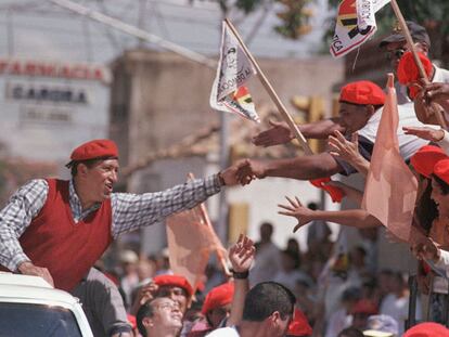 Hugo Chávez saluda a sus partidarios en Barquisimeto durante la campaña electoral de 1998.