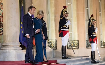 Emmanuel e Brigitte Macron, nesta segunda-feira, no palácio do Eliseu.