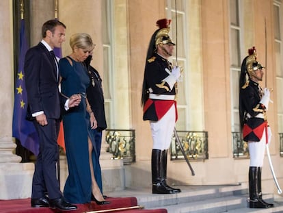 Emmanuel e Brigitte Macron, nesta segunda-feira, no palácio do Eliseu.