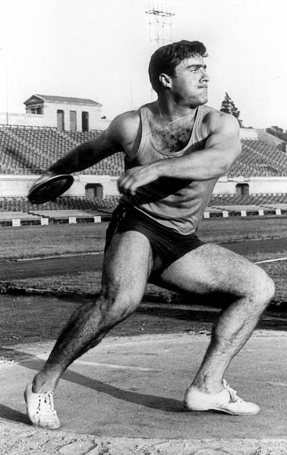 Campeonatos de España celebrados en el estadio Montjuit, donde Miguel de la Quadra triunfó en peso y disco, obteniendo los títulos en las marcas 13,47 metros en peso y 44,32 en disco, en 1955.