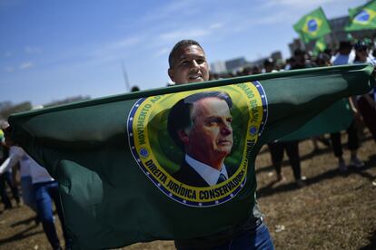 Un manifestante participa en una protesta en apoyo al presidente brasileño Jair Bolsonaro, en Brasilia, Brasil, en julio de 2022.