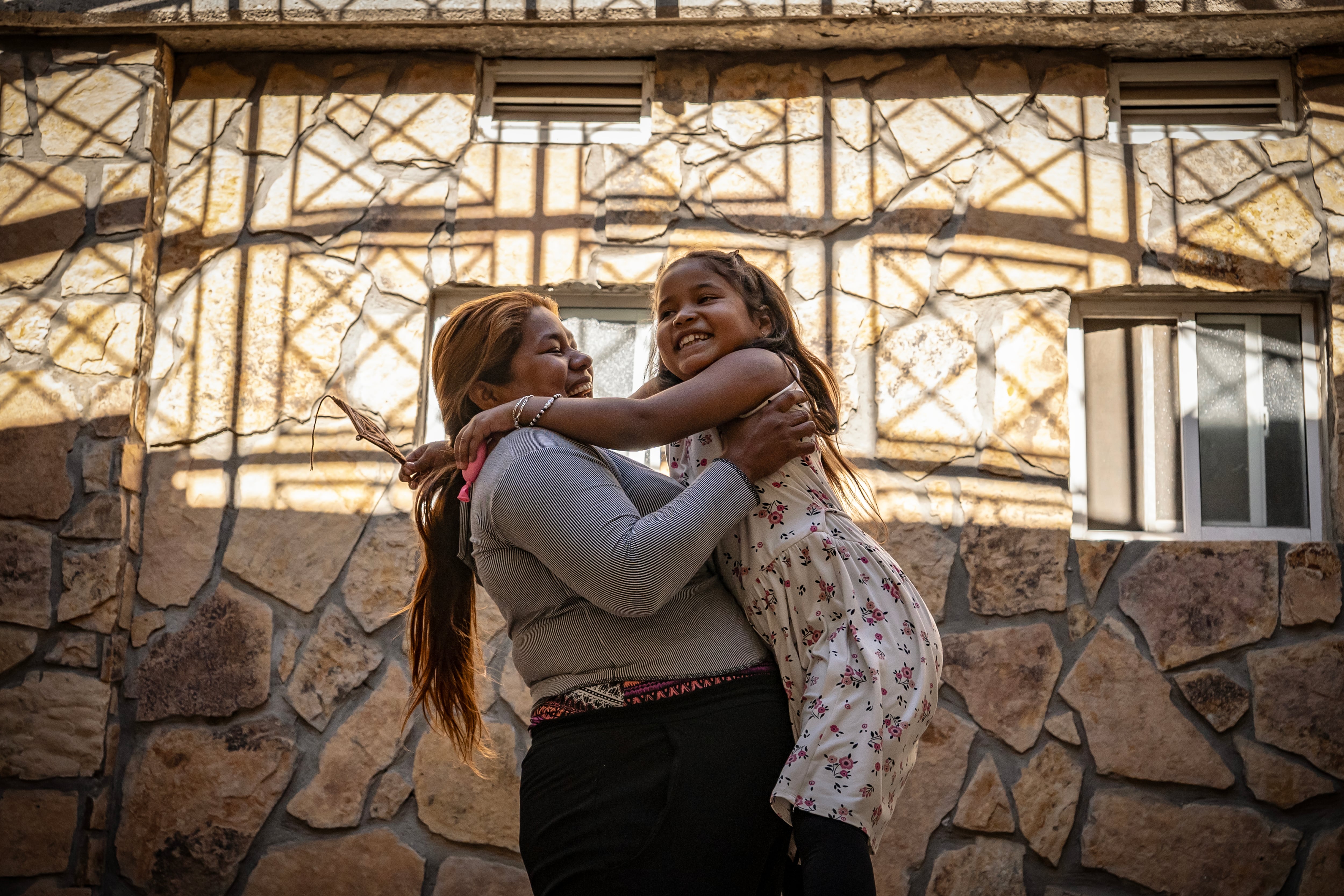 Damarys Godoy y su hija Carlys asisten a la Catedral de Nuestra Señora de Guadalupe, en el centro de Ciudad Juárez, Chihuahua, el 21 de noviembre de 2024. 