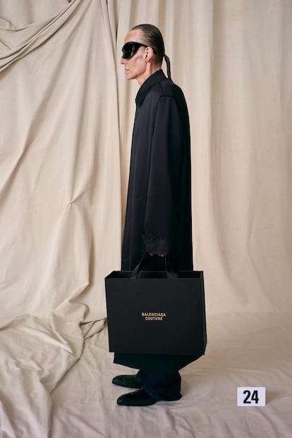 00024-Balenciaga-Couture-Fall-21-credit-brand