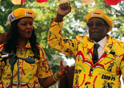 El presidente Mugabe (d) y su esposa, Grace Mugabe, durante un mitin el 8 noviembre, en Harare