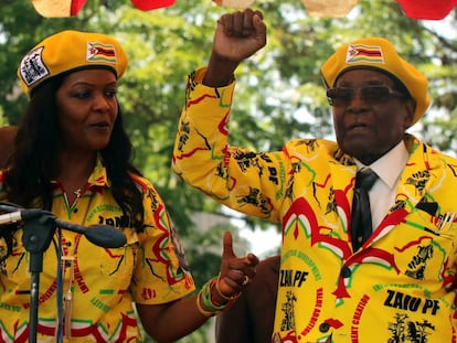 El presidente Mugabe (d) y su esposa, Grace Mugabe, durante un mitin el 8 noviembre, en Harare