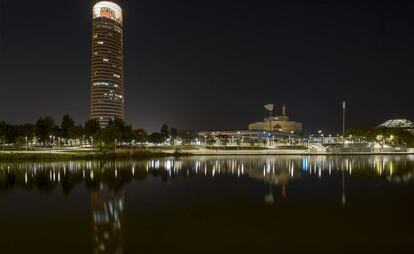 Vista de la Torre Sevilla y el parque tecnológico de Las Cartuja. 