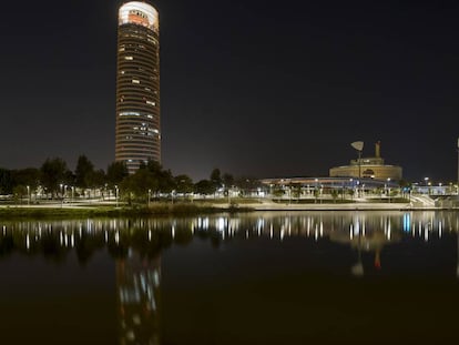 Vista de la Torre Sevilla y el parque tecnológico de Las Cartuja. 