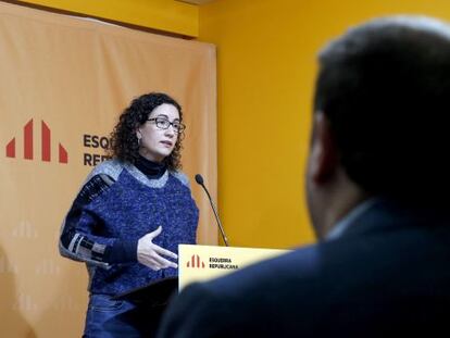 Rovira interviene en el Consejo Nacional de ERC, ante la atenta mirada de Junqueras