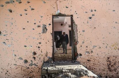 Una familia camina dentro de su casa dañada en el distrito Sur en Diyarbakir. Turquía ha estado librando una ofensiva sin cuartel contra los bastiones del PKK en el sureste del país y en el norte de Irak tras la caída en julio de una tregua de dos años con los rebeldes .