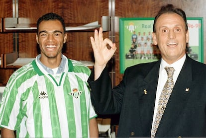 El brasileño Denilson con la camiseta del Betis junto a Manuel Ruiz de Lopera, el 28 de agosto de 1997. 