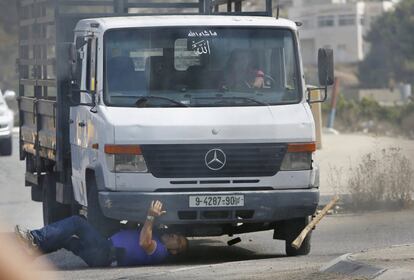 Um caminhão conduzido por um palestino atropela um colono judeu, causando sua morte. O incidente se produziu na rota 60, perto de Hebrón (Cisjordânia). O motorista do caminhão se entregou posteriormente à polícia e assegurou que atropelou o colono por acidente.