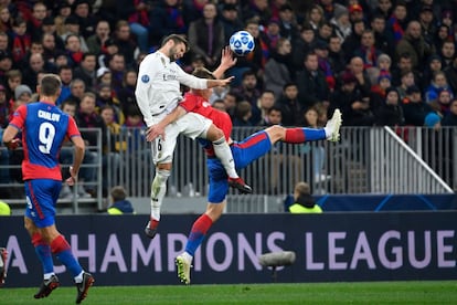 El defensa del Real Madrid, Nacho, lucha por hacerse con el balón ante el centrocampista del CSKA, Jaka Bijol.