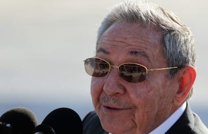 Ra&uacute;l Castro habla a la prensa tras despedir a Fran&ccedil;ois Hollande