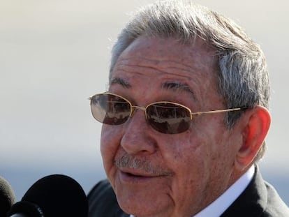 Ra&uacute;l Castro habla a la prensa tras despedir a Fran&ccedil;ois Hollande