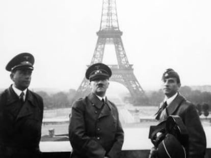 Hitler en 1940, junto a Speer y Arno Breker. En el ángulo, filmando, Walter Frentz. La foto es de Hoffmann.